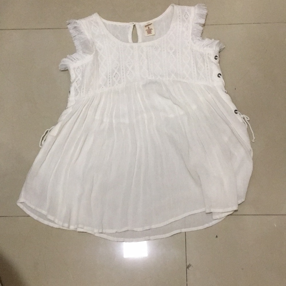 I’m selling a white shirt